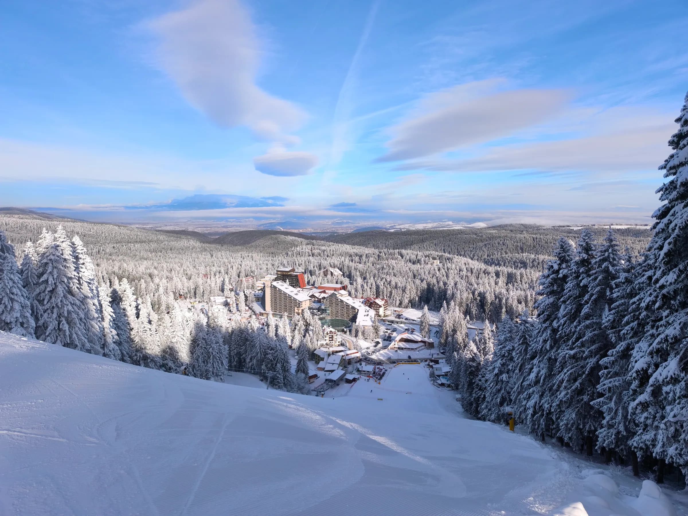 Wide view of the 'red flag' slope and beautiful skyline